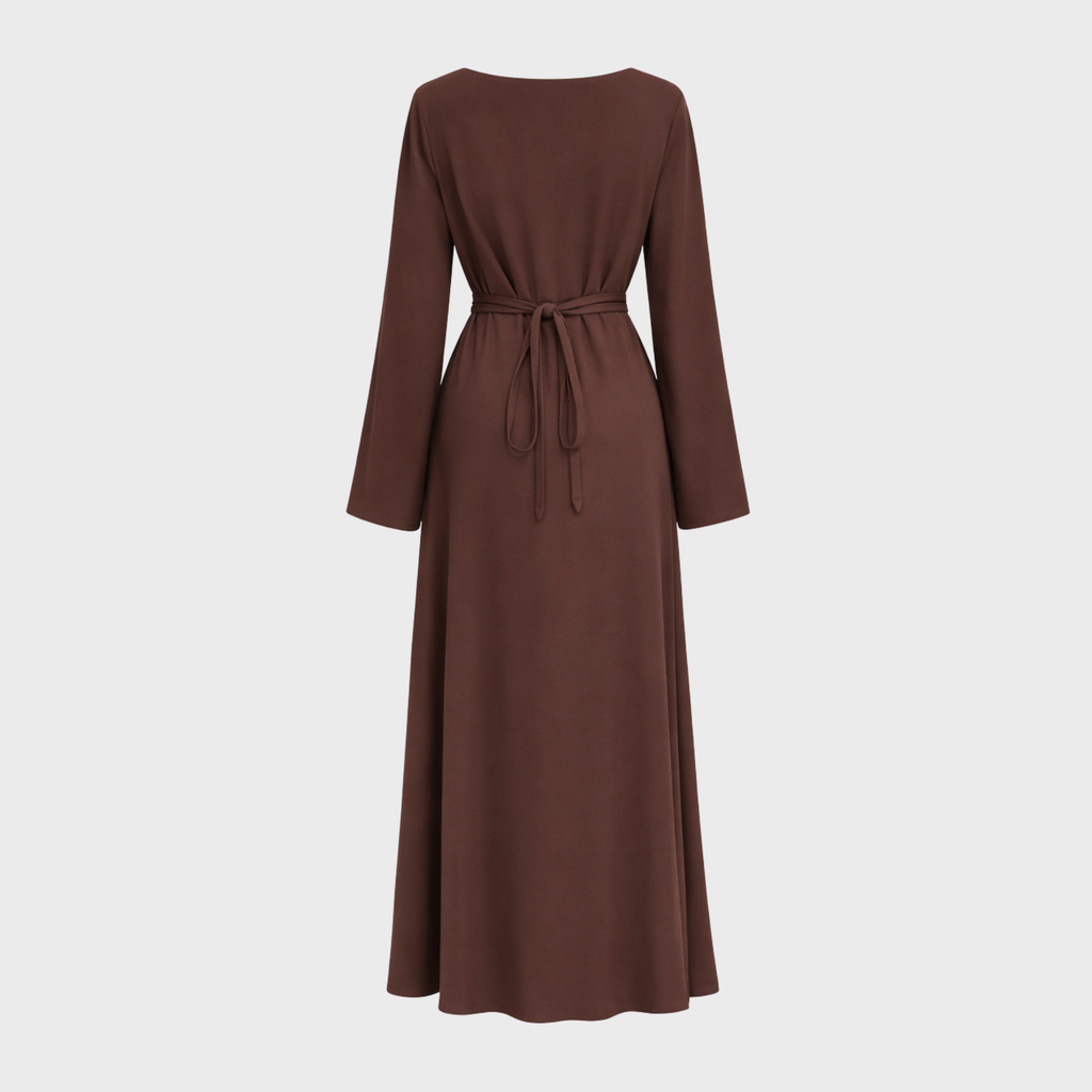 LANGES KLEID MIT DRAPIERUNG UND SCHMUCKKNOPF