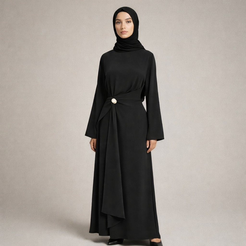 LANGES KLEID MIT DRAPIERUNG UND SCHMUCKKNOPF